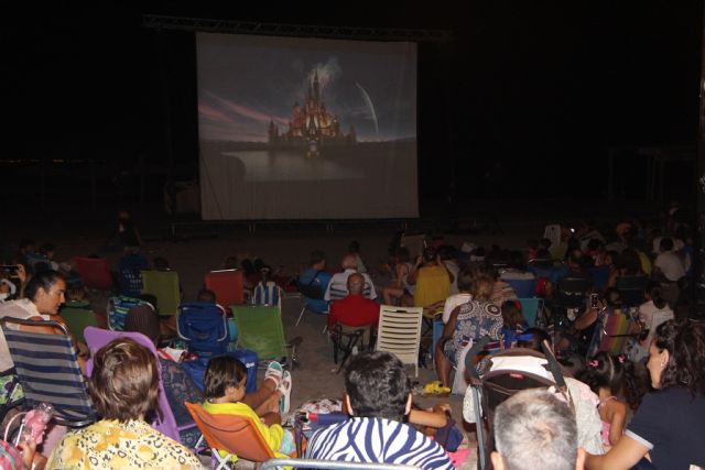 Villananitos se convierte cada martes en una 'playa de cine' con películas para toda la familia