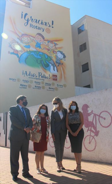 La Avda. Virgen del Carmen luce un nuevo mural solidario con motivo del Día Mundial de la lucha contra la Polio