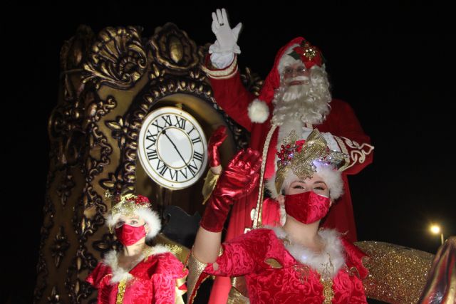 Papá Noel visitó a los niños pinatarenses en el espectáculo 'Fantasía de Navidad'