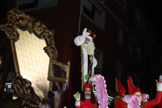 Papá Noel vuelve a San Pedro del Pinatar en el desfile 'Fantasía de Navidad'