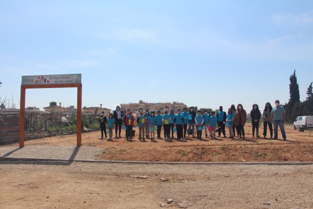 El Ayuntamiento y la comunidad escolar inician la plantación de la pinada 'El Mar Menor de los niños'