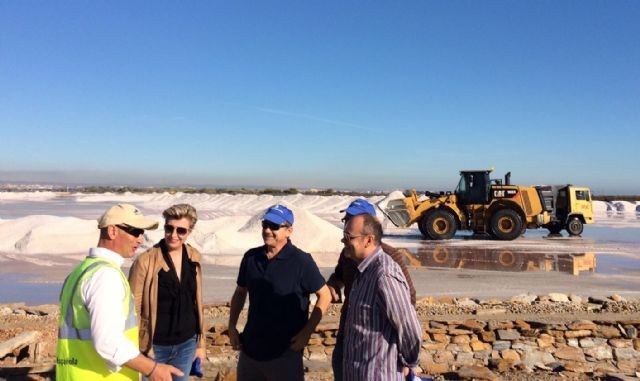 Comienza la cosecha de 100.000 toneladas de sal en el Parque Regional de las Salinas y Arenales de San Pedro del Pinatar