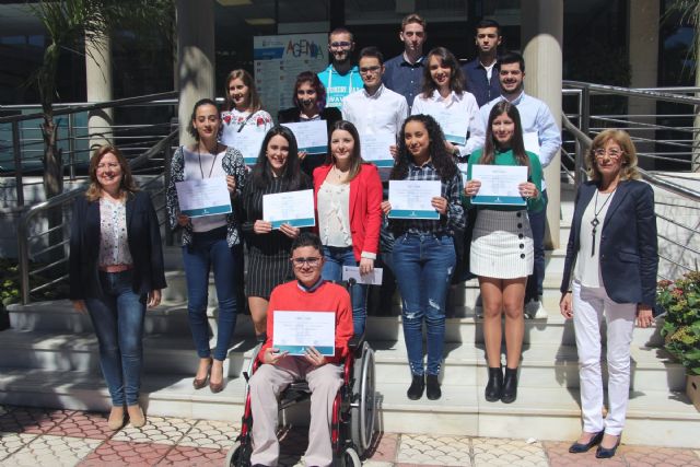 San Pedro del Pinatar premia a 14 alumnos excelentes en bachillerato y grados universitarios