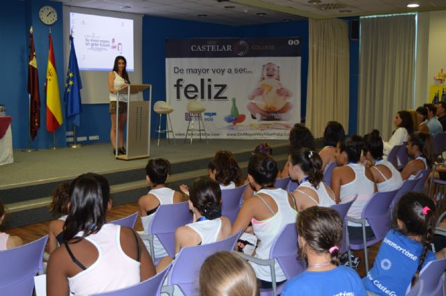 Almudena Cid, ex gimnasta olímpica, visita el colegio de San Pedro del Pinatar, New Castelar College