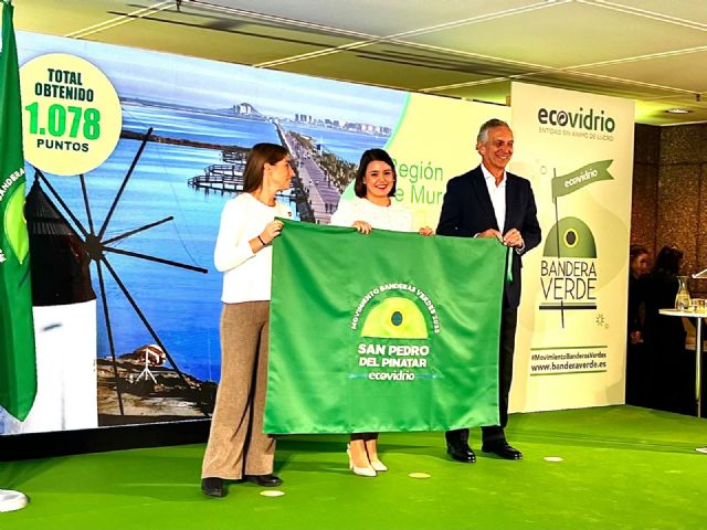 San Pedro del Pinatar recoge el galardón Bandera Verde de ecovidrio 2023