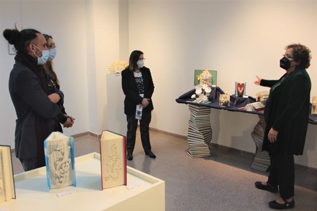 Carmen Giménez da una segunda vida a los libros en la exposición ReciclArte
