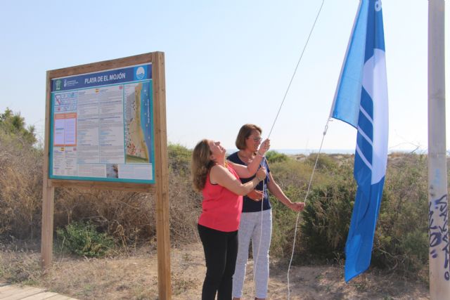 La bandera azul ondea en la playa de El Mojón