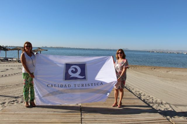 La bandera Q de Calidad ondea ya en las playas de Villananitos y La Puntica