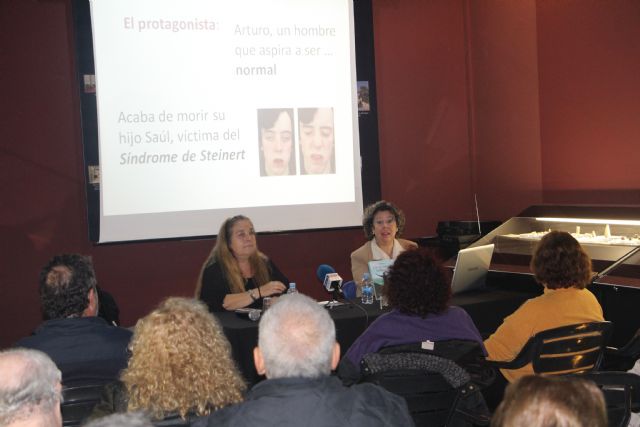 Eva Barro presenta en San Pedro del Pinatar su última novela, Un hombre normal