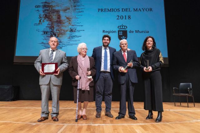 Los Premios del Mayor de la Región reconocen la labor de la pinatarense Pilar de la Osa
