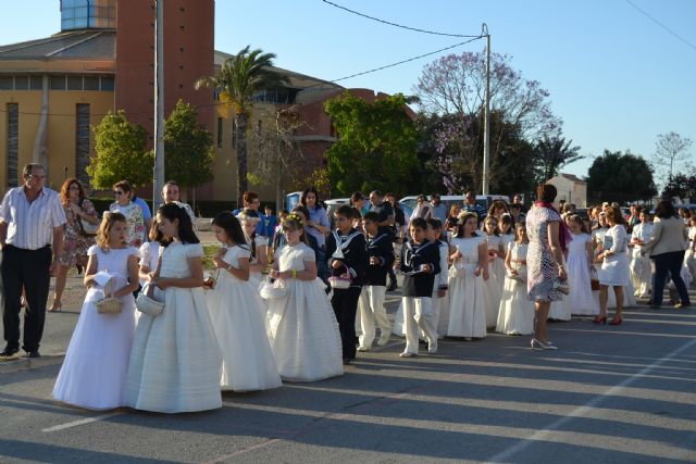 Los niños de comunión procesionan con motivo del Corpus Christi