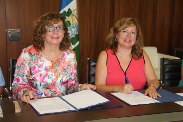 El Ayuntamiento y AFEMAR firman la cesión de uso del edificio de Usos Múltiples para esta asociación