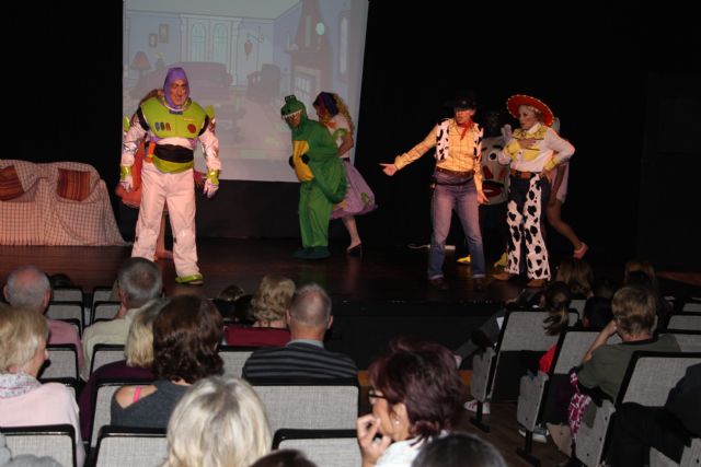 Más de 400 espectadores disfrutan de la divertida pantomine de la asociación ADAPT
